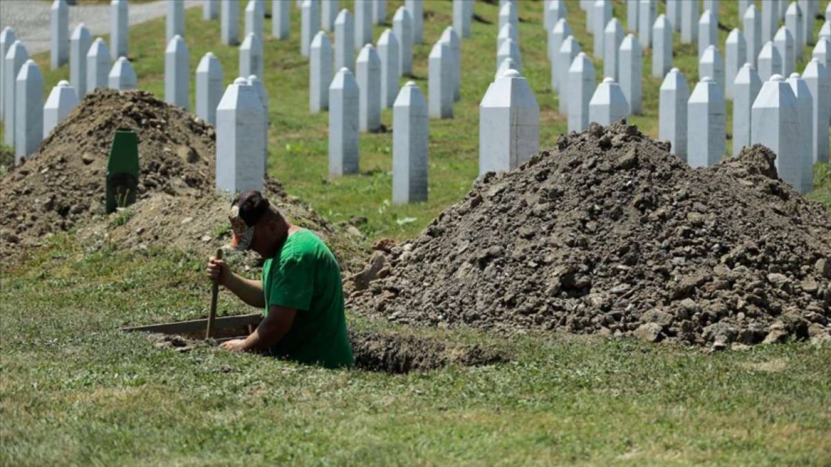 Bu yıl toprağa verilecek Srebrenitsa kurbanlarının mezarları kazılıyor