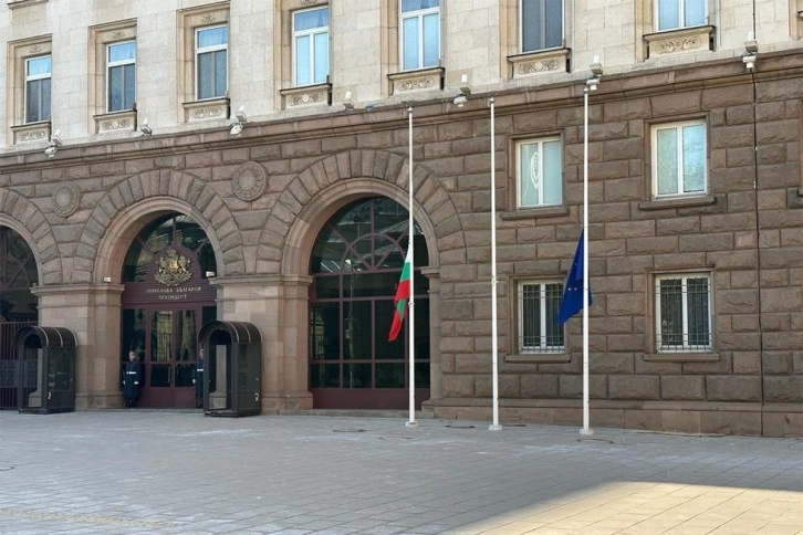 Bulgaristan'da tüm kamu kuruluşlarında bayraklar yarıya indirildi