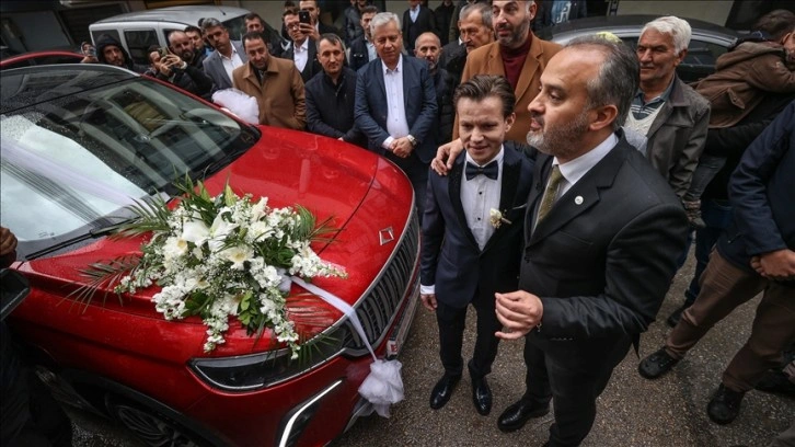 Bursa'da "Anadolu kırmızısı" Togg gelin arabası oldu