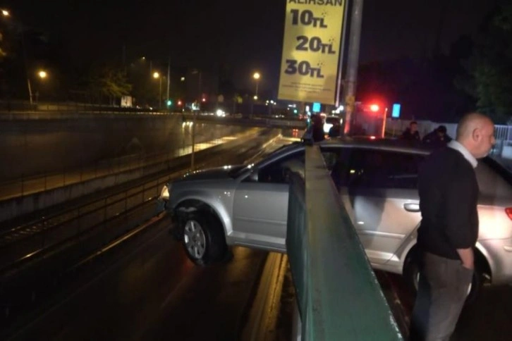 Bursa’da feci kaza! Otomobil 5 metre yükseklikte asılı kaldı
