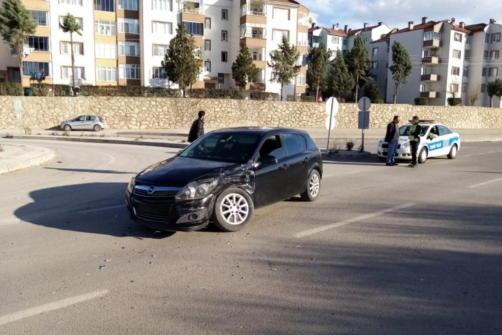 Bursa'da kamyonet ile otomobil çarpıştı; 1'i çocuk 4 yaralı