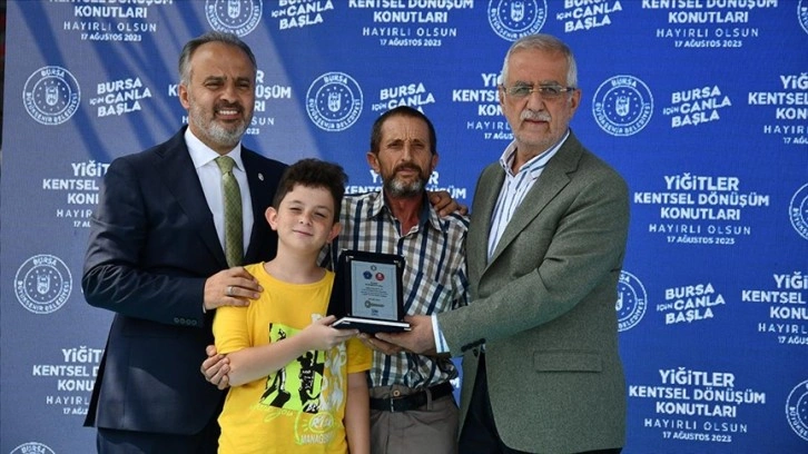 Bursa'da kentsel dönüşüm kapsamında 1 yılda yapılan konutlar sahiplerine teslim edildi