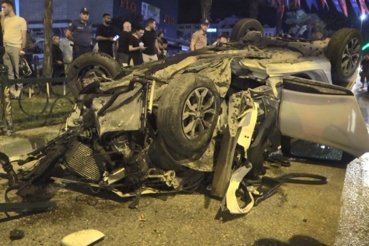 Bursa’da makas atan otomobil 2 araca çarpıp takla attı: 1’i ağır 2 kişi yaralandı