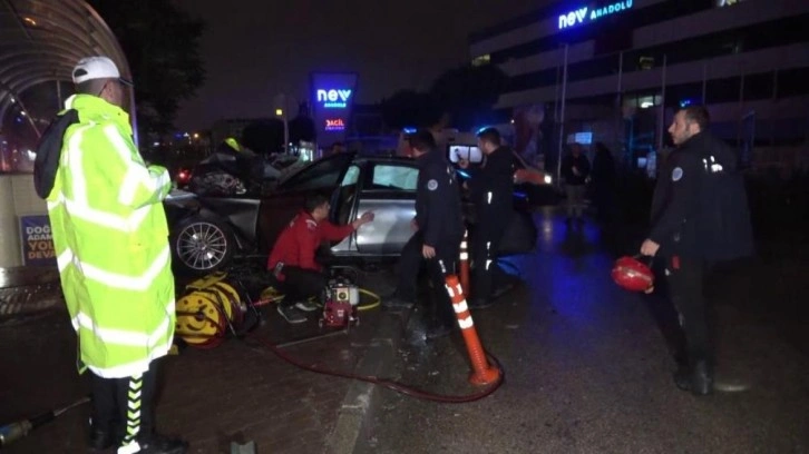Bursa'da otomobil metro duvarına girdi: 3 ölü, 1 ağır yaralı