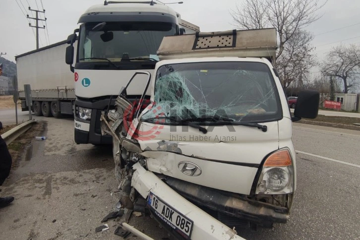 Bursa'da TIR ile kamyonet çarpıştı, sıkışan yolcuyu itfaiye kurtardı