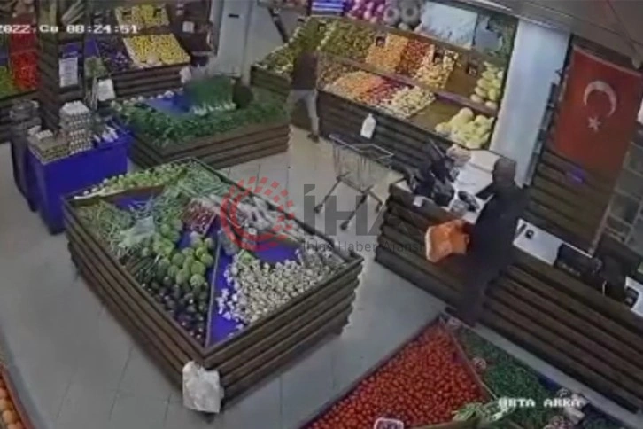 Çalışanları oyalayıp sadaka kutusunu çaldı