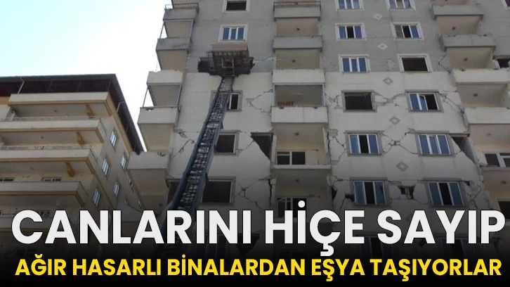 Canlarını hiçe sayıp ağır hasarlı binalardan eşya taşıyorlar