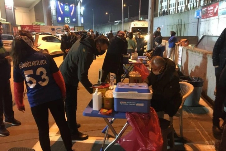 -Çaykur Rizespor Beşiktaş maçına özel stat kapısında aşı standı kuruldu