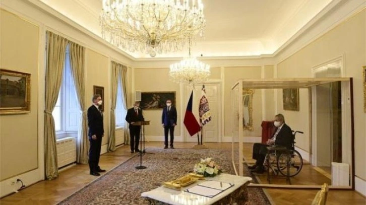 Çek Cumhurbaşkanı Zeman, salgın nedeniyle girdiği şeffaf kabinin içinden başbakan atadı
