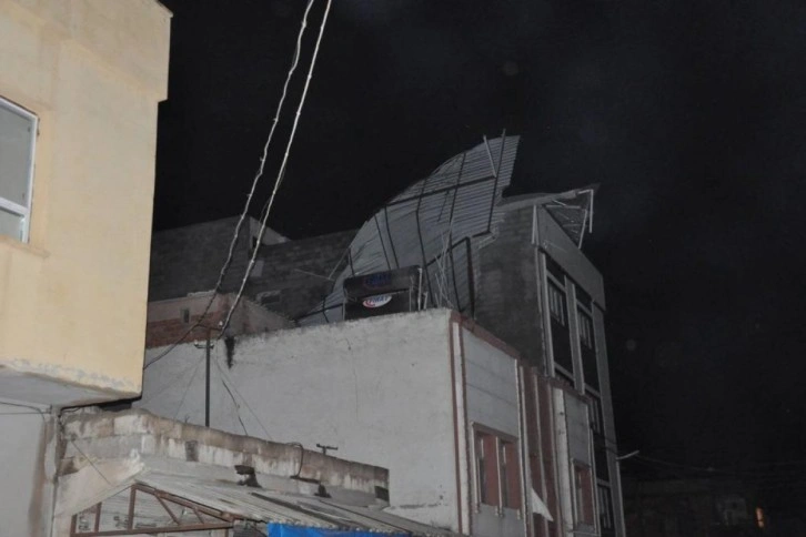 Ceylanpınar’da dolu hayatı felç etti: Çatı çöktü, ağaçlar devrildi