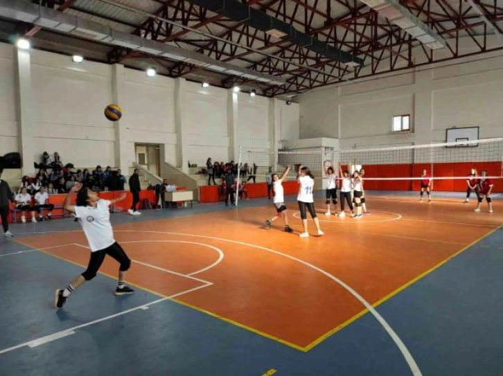 Cizre Emniyet Müdürlüğü öğrenciler için voleybol turnuvası başlattı
