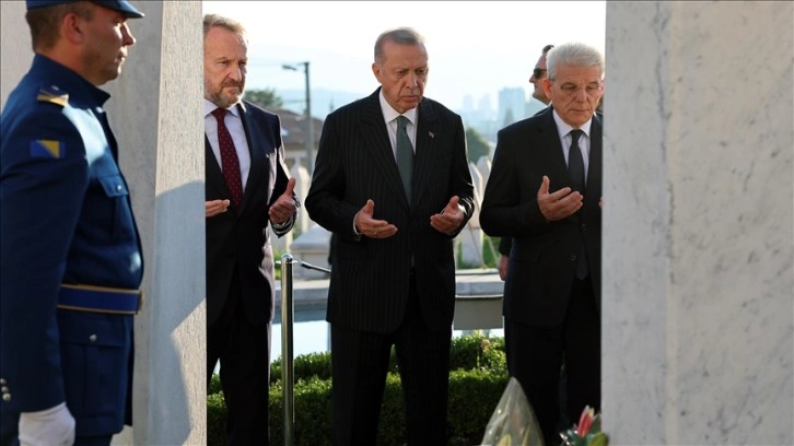Cumhurbaşkanı Erdoğan, Aliya İzetbegoviç'in mezarını ziyaret etti