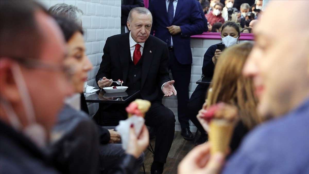 Cumhurbaşkanı Erdoğan, Beylerbeyi'ndeki bir dondurmacıya uğradı
