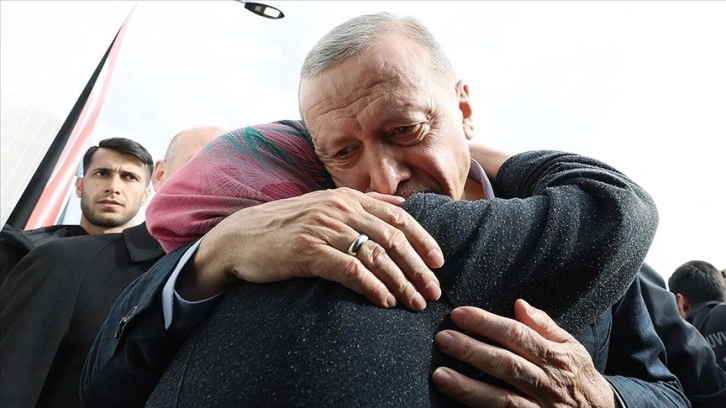 Cumhurbaşkanı Erdoğan, Elbistan'daki konteyner kentte incelemelerde bulundu