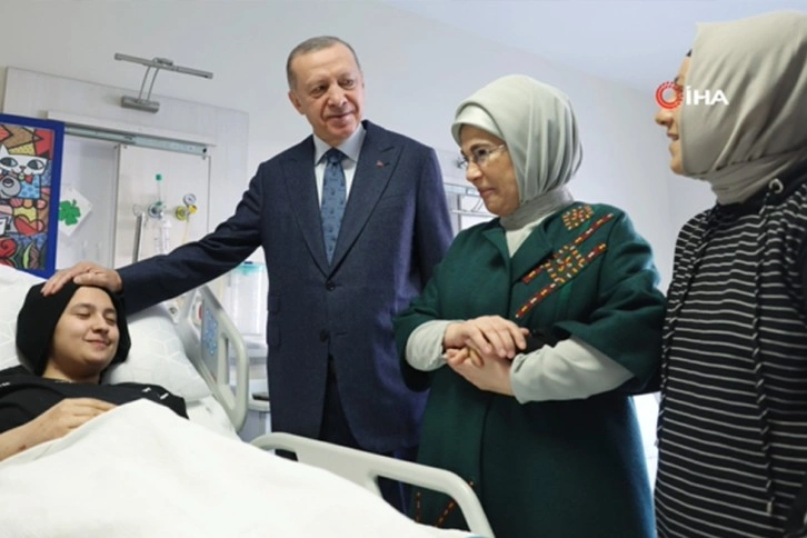 Cumhurbaşkanı Erdoğan, enkazdan 248 saat sonra kurtarılan Aleyna Ölmez'i ziyaret etti