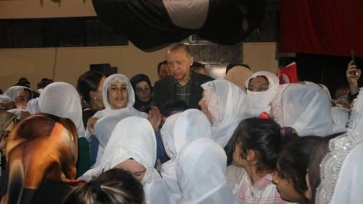 Cumhurbaşkanı Erdoğan, Silvan’da Turgut Özal’ın ziyaret ettiği aile ile bir araya geldi