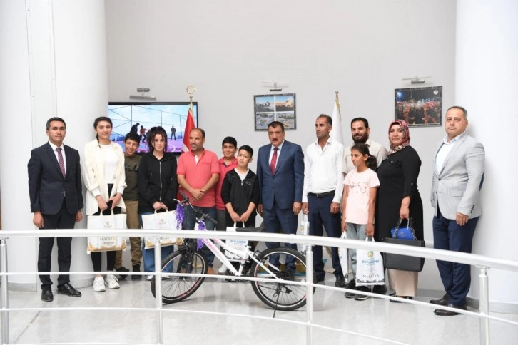 Cumhurbaşkanı Erdoğan’ın söz verdiği hediyeleri ulaştırdı