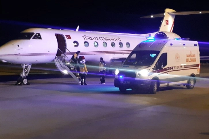 Cumhurbaşkanlığına ait uçak deprem bölgesinden 15 bebeği Ankara’ya getirdi