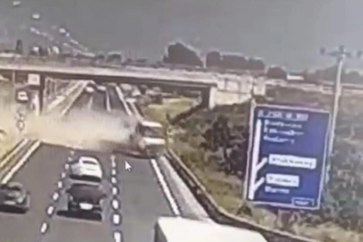 Damperi açık kalan kamyon üst geçide takıldı, karşı şeride geçip şarampole uçtu