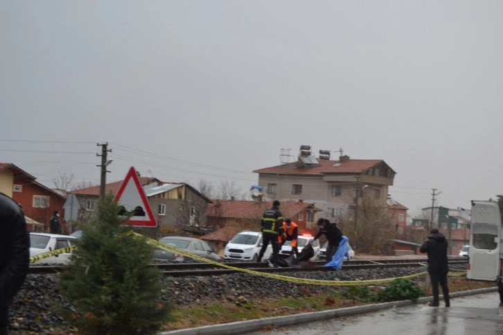 Demiryolundan karşıya geçmek isteyen kadına yük treni çarptı: 1 ölü