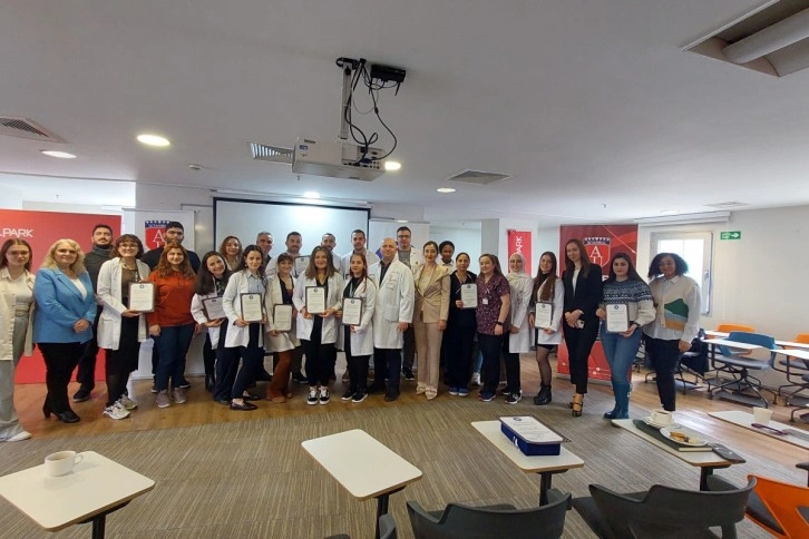 Deprem bölgesinde kesintisiz hizmet veren tıp öğrencileri takdir topladı