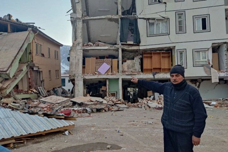 Depremde 3 evi ve 1 dükkanı yıkılan Güzelöz: 'Can kaybı olmadığından dolayı çok memnunuz'