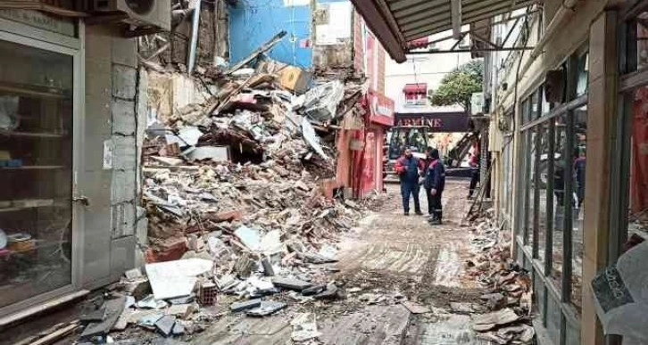 Depremde yıkılan eğlence merkezinin enkazı kaldırılıyor