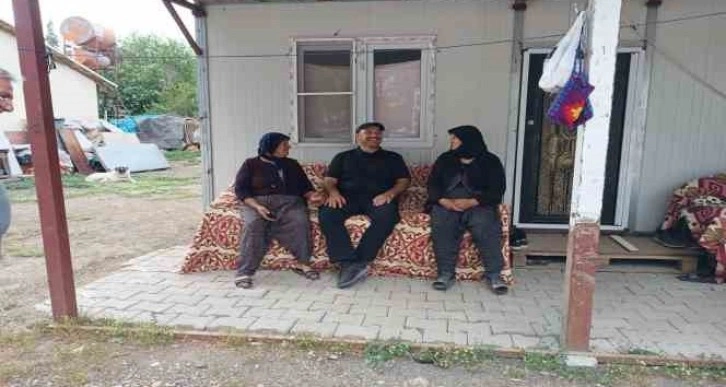 Depremin merkezinde gönüllere dokunan Vali