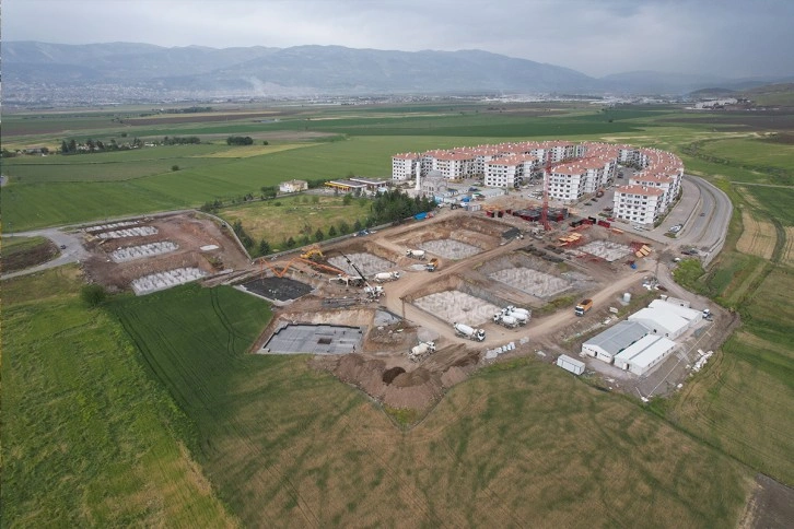 Depremin merkezinde yapımına başlanan konutlarda hummalı çalışma sürüyor