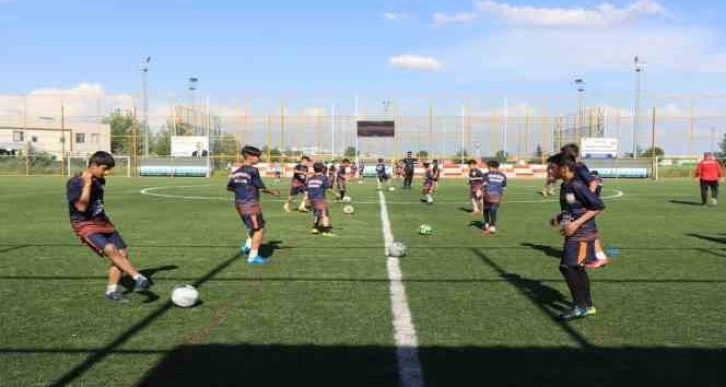 Depremin yaralarını futbol ile sarıyorlar