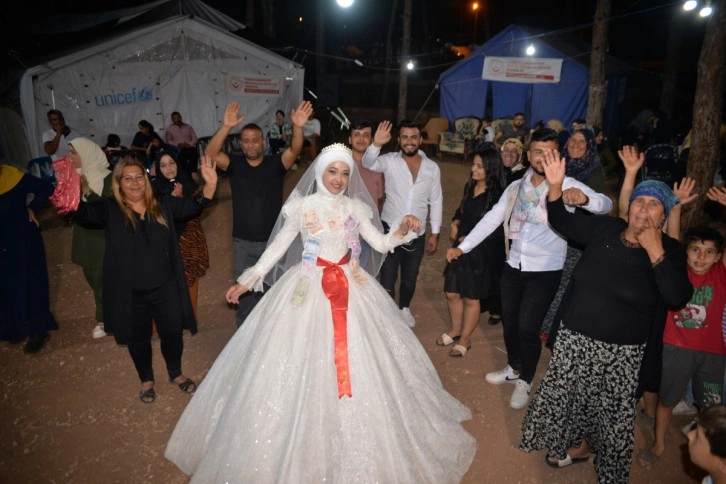 Depremzede çift, aşklarının başladığı çadır kentte evlendi