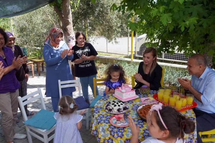 Depremzede Elif’e sürpriz doğum günü