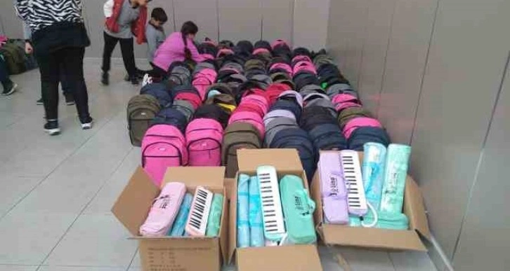 Depremzede öğrencilere içerisinde kırtasiye malzemesi olan 200 çanta hazırlandı