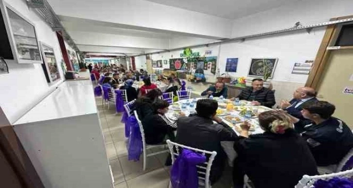 Depremzede veli ve öğrenciler okulda kurulan iftar sofrasında ağırlandı