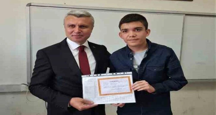 Depremzede Yusuf Kağan okul birincisi olmanın gururunu yaşıyor
