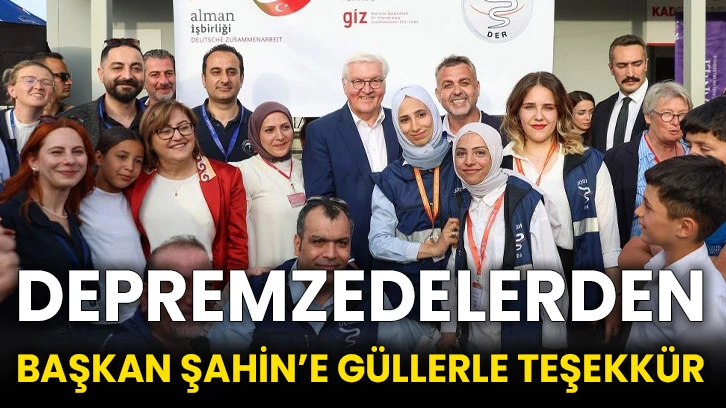 Depremzedelerden Başkan Şahin’e güllerle teşekkür