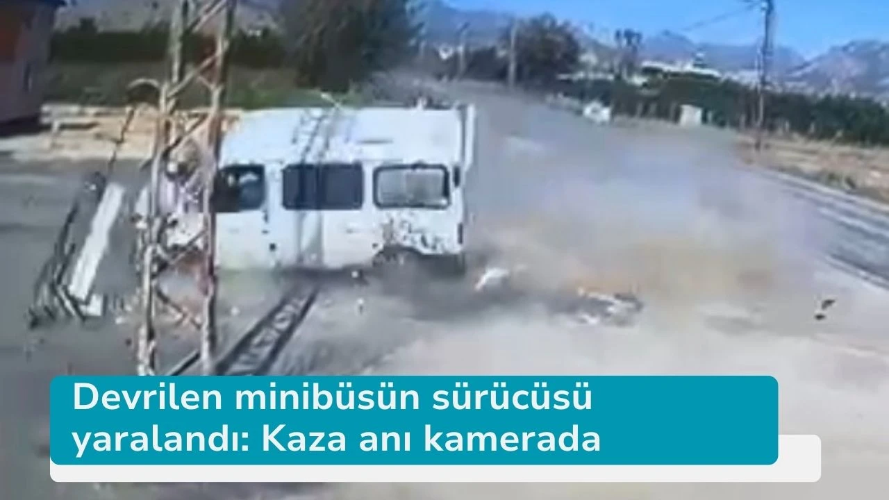 Devrilen minibüsün sürücüsü yaralandı: Kaza anı kamerada