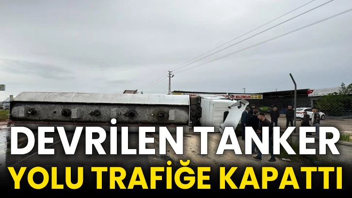 Devrilen tanker yolu trafiğe kapattı