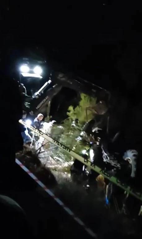 Devrilen traktörün altında kalan sürücü can verdi