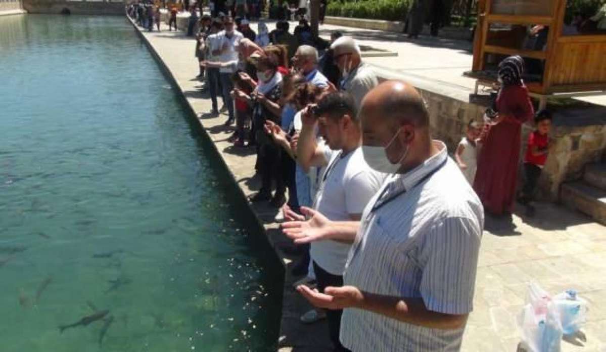 Diyarbakır anneleri için Balıklıgöl’de dua ettiler