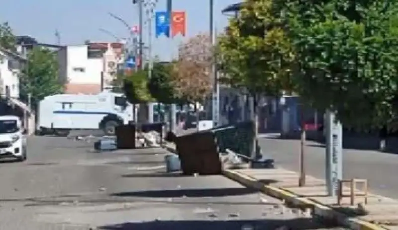 Diyarbakır'da elektrik ekibinin çalışmasını engelleyen gruba polis müdahalesi