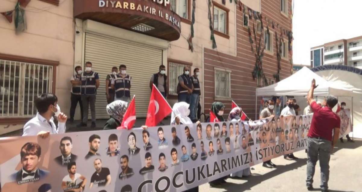 Diyarbakır'da HDP kepenk kapattı, aileler pankartlı tepki gösterdi