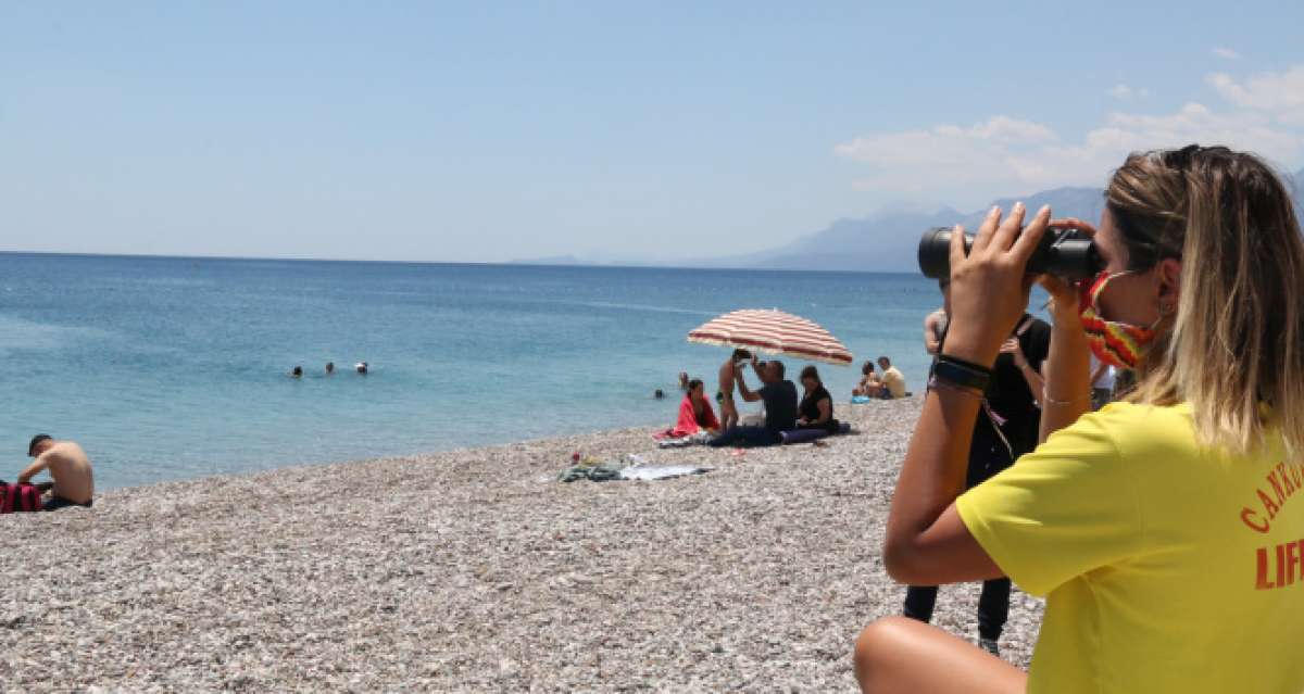 Dünyaca ünlü sahilin tek kadın cankurtaranı vatandaşların su üzerindeki her adımını izliyor