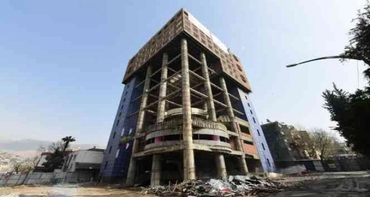 Dünyanın en saçma binasının 5 katı yıkıldı