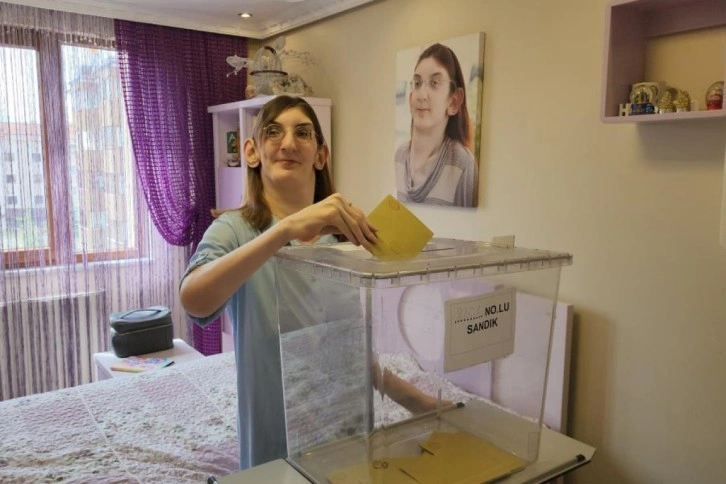 'Dünyanın en uzun boylu kadını' oyunu evinde kullandı