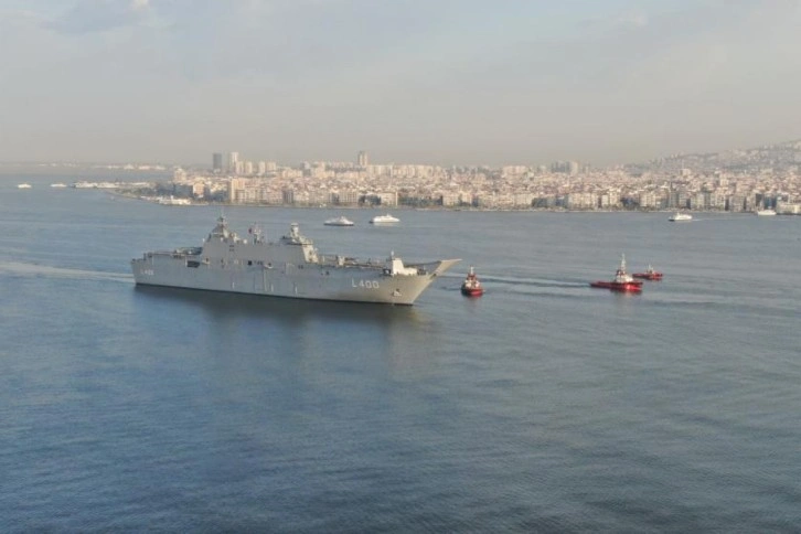 Dünyanın ilk SİHA gemisi İzmir'de: TCG Anadolu İzmir limanında havadan görüntülendi