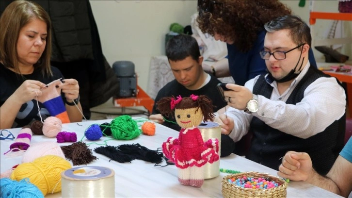 Edirne'de özel gereksinimli kursiyerler depremzede çocuklara oyuncak hazırlıyor