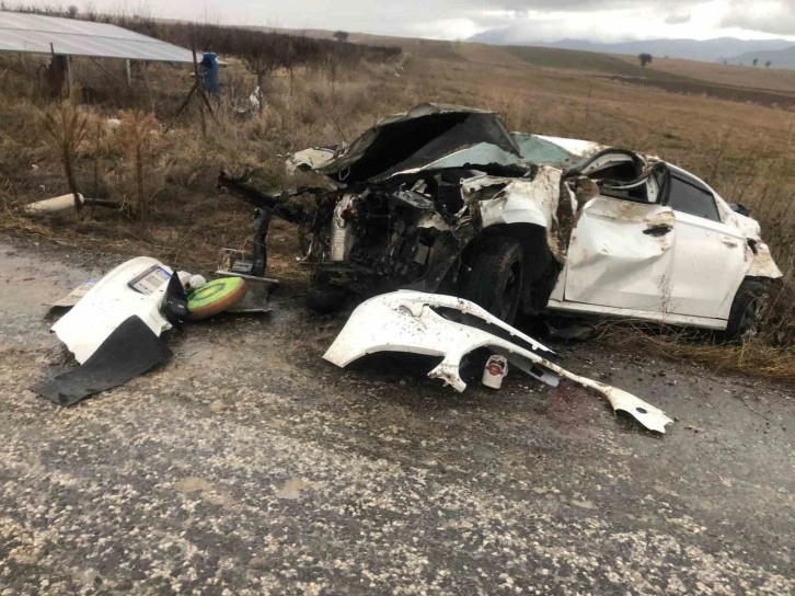 Ehliyetsiz sürücünün kullandığı otomobil şarampole devrildi: 1 ölü, 1 yaralı