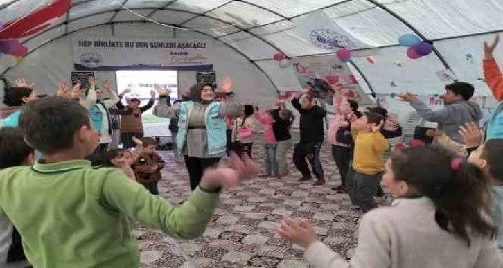 Elazığ Belediyesinin kurduğu oyun çadırı, depremzede çocukların neşe kaynağı oldu