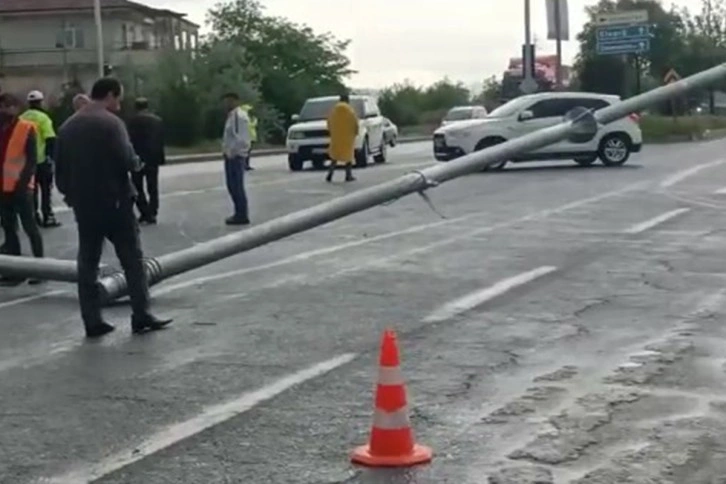 Elazığ’da kamyonun çarptığı trafik direği devrildi: 1 yaralı